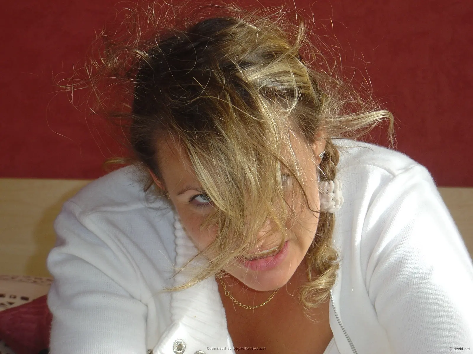 Hot Chick Gives Blowjob: Amateur Porn Photo