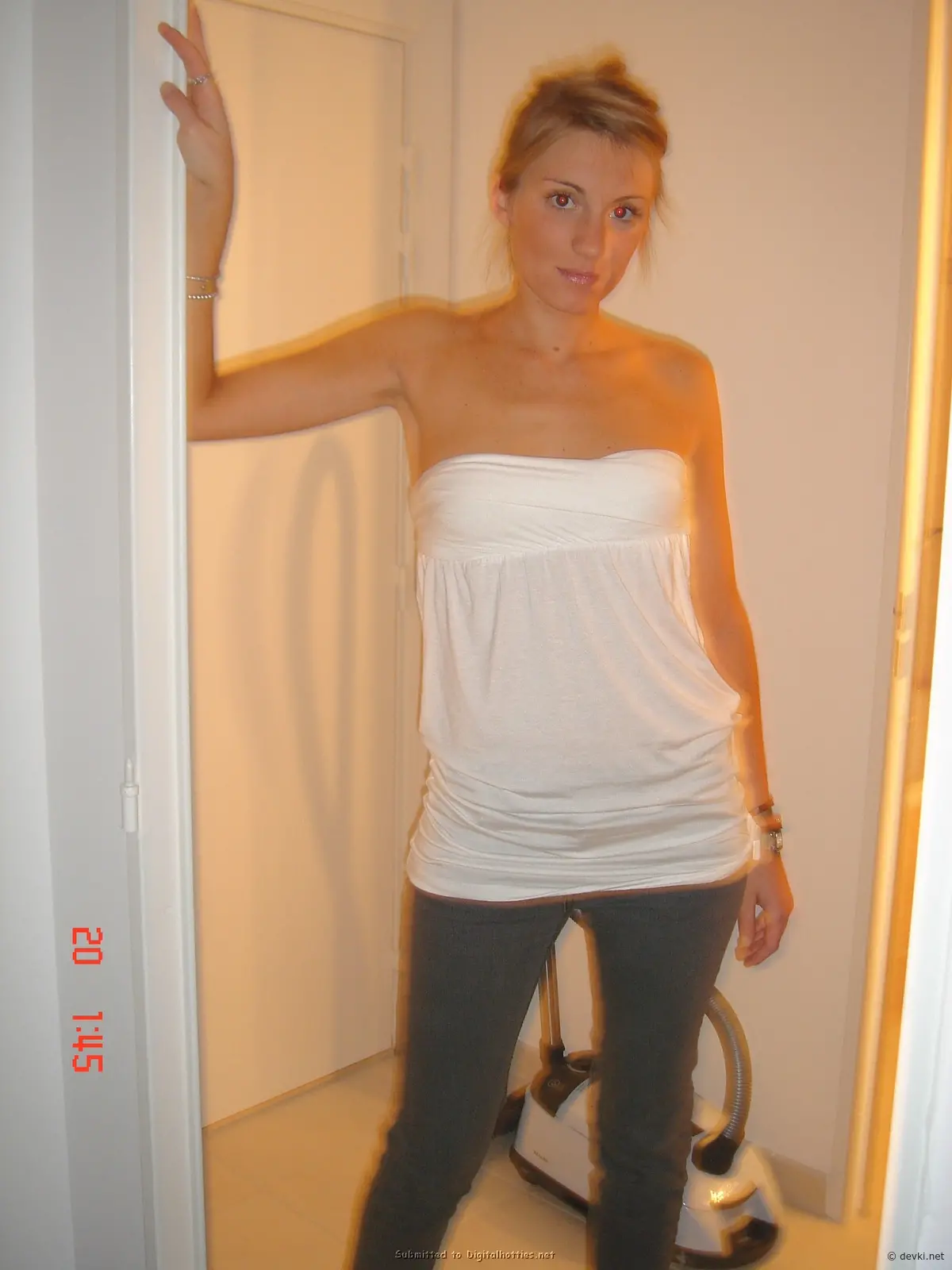 Amateur Babe Exposes Her Tits - Explicit Photo