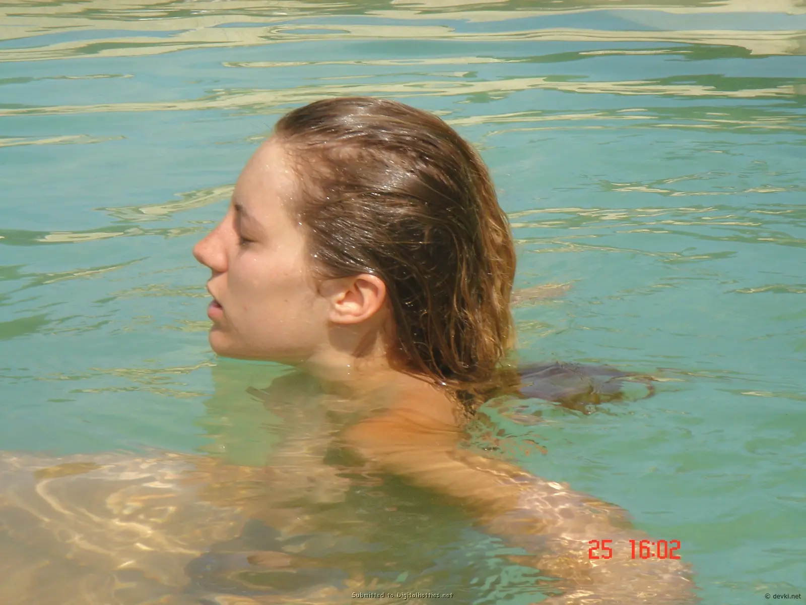 Amateur Babe Exposes Her Tits - Explicit Photo