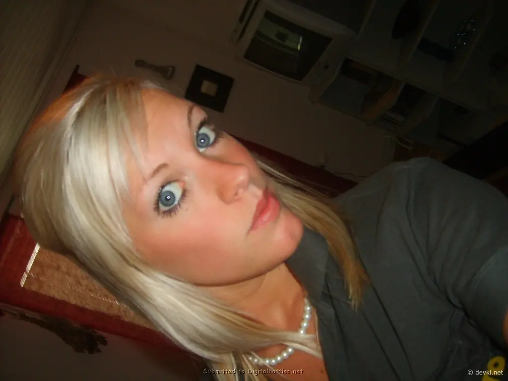 Sensual Blowjob from Beauty: Hot Amateur Porn Photo