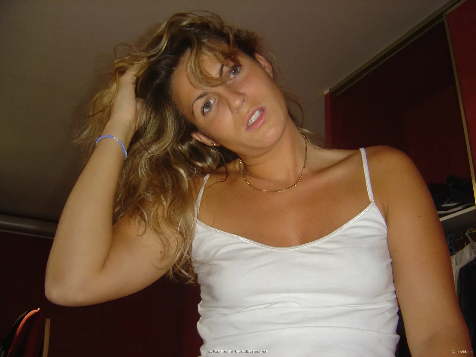 Hot Chick Gives Blowjob: Amateur Porn Photo