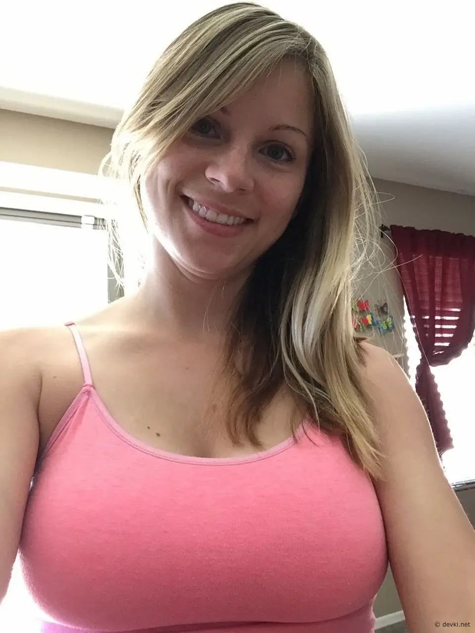 Sexy Smiling Blonde with Natural Tits - Amateur Photo