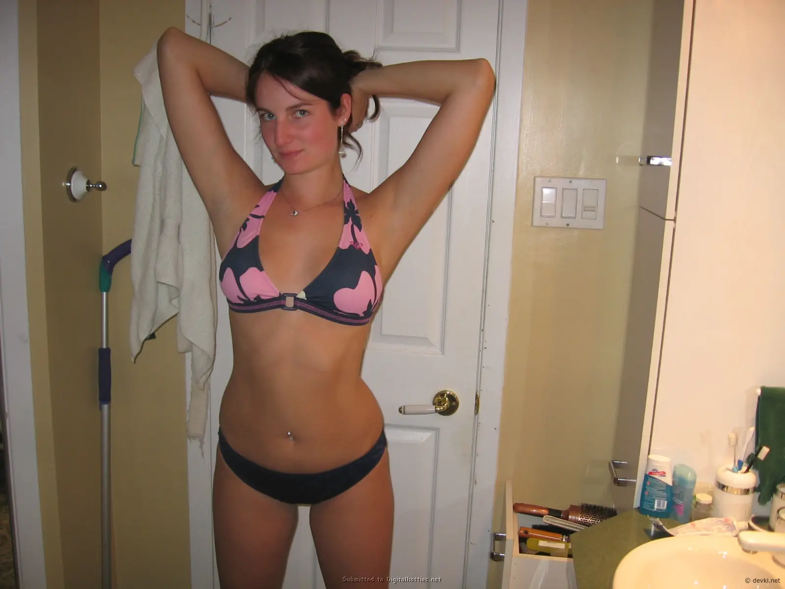 Rough Amateur Porn: Hardcore Fuck from Above with Young Girl