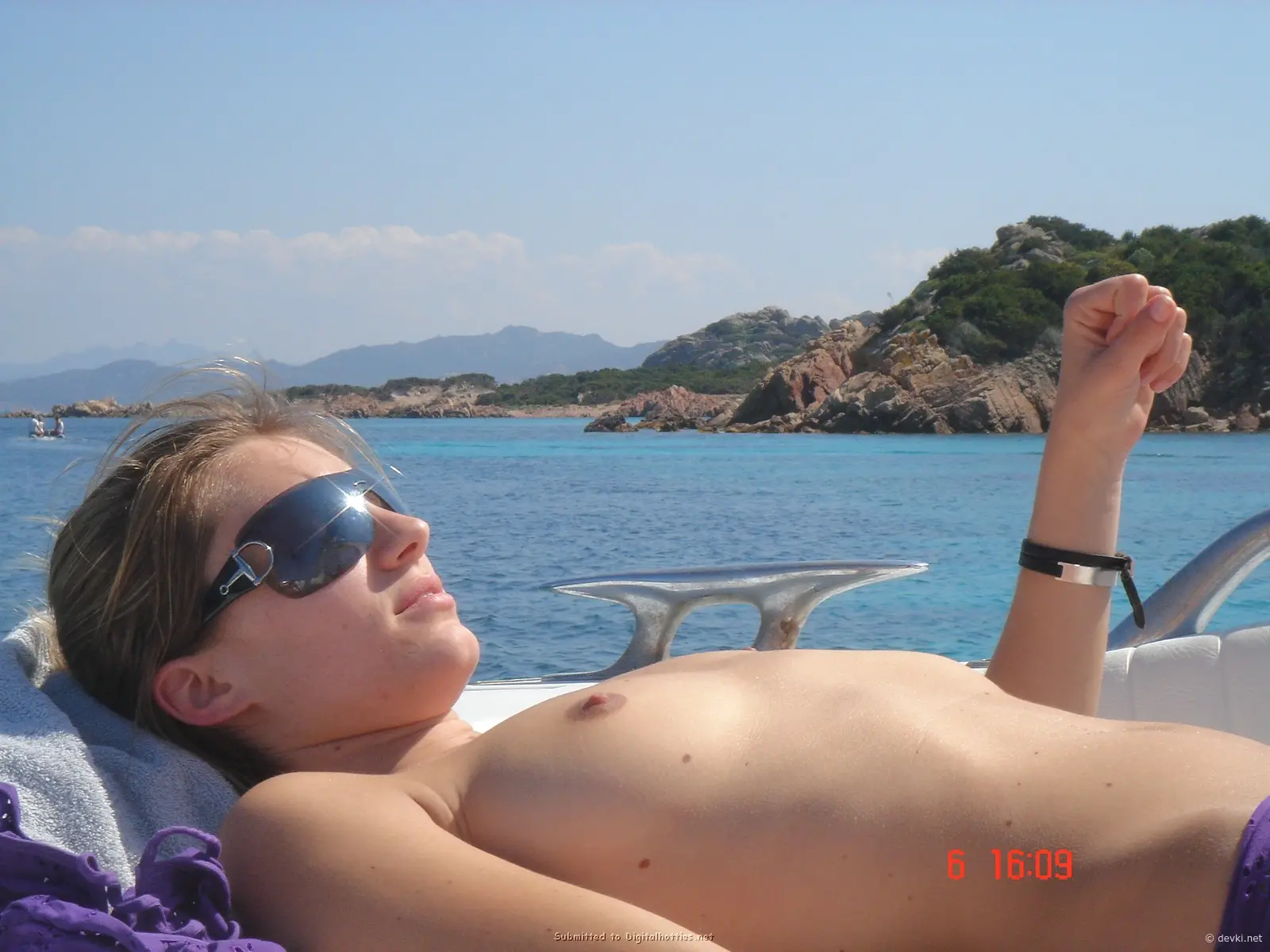 Amateur Babe Exposes Her Tits - Explicit Photo