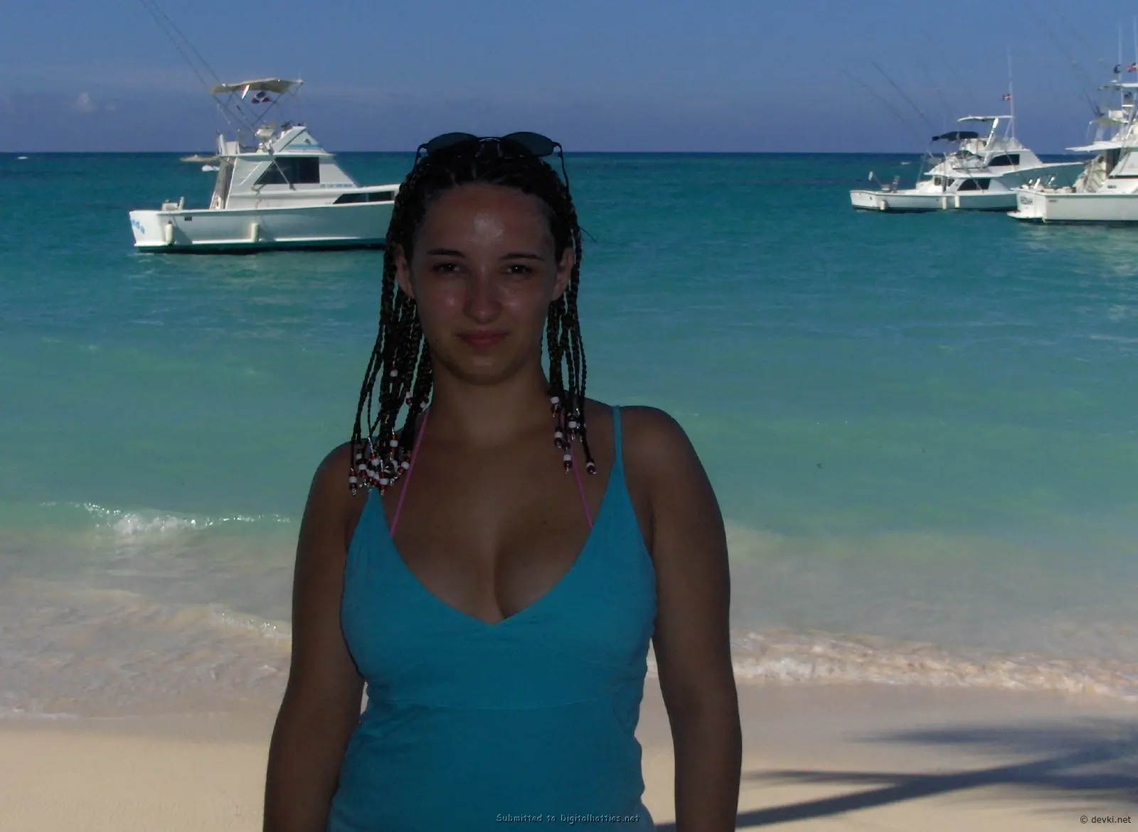 Hot Swinger Fucks Herself and Gives Blowjobs to Guys - Explicit Amateur Porn