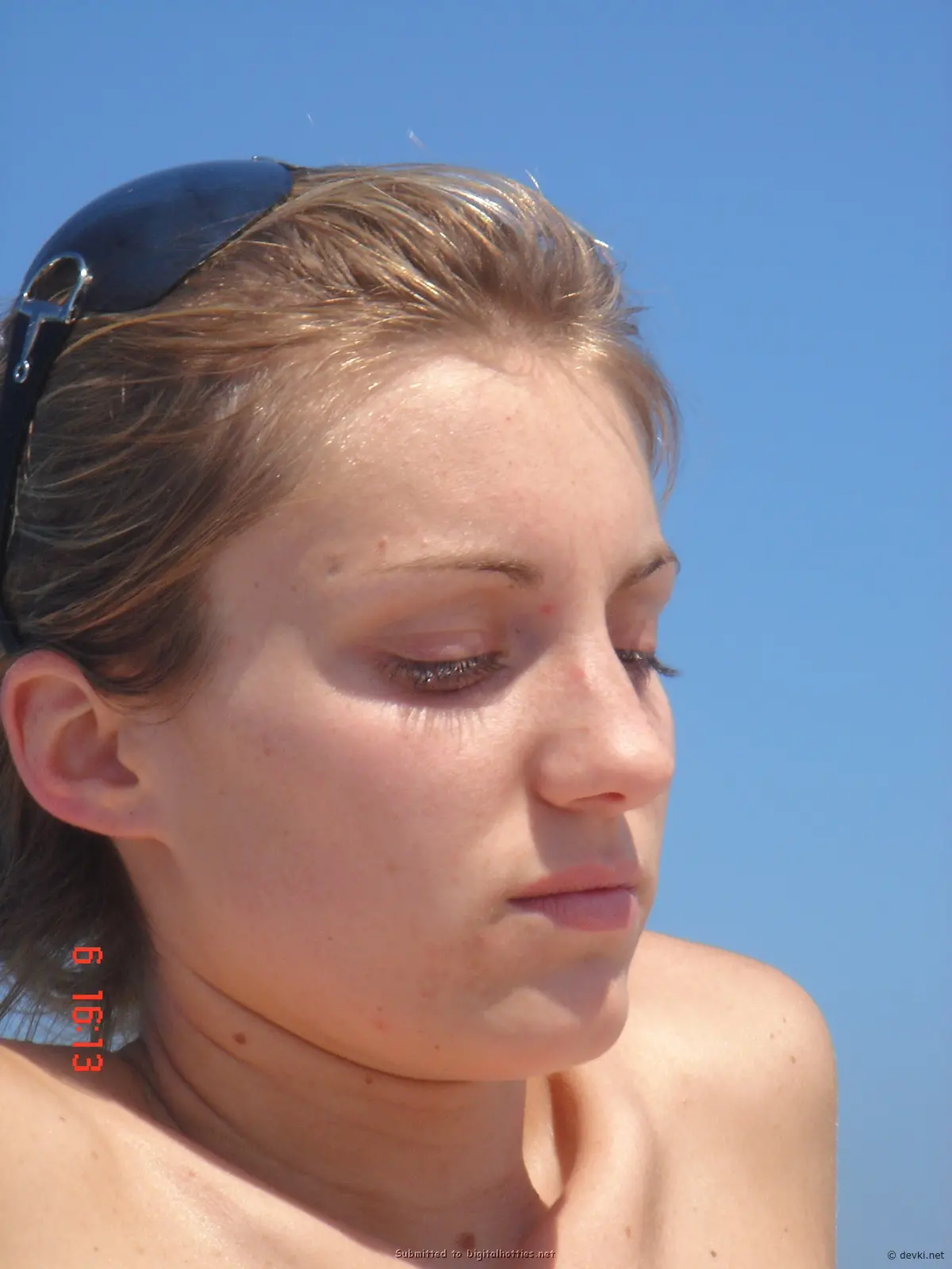 Amateur Babe Exposes Her Tits - Explicit Photo