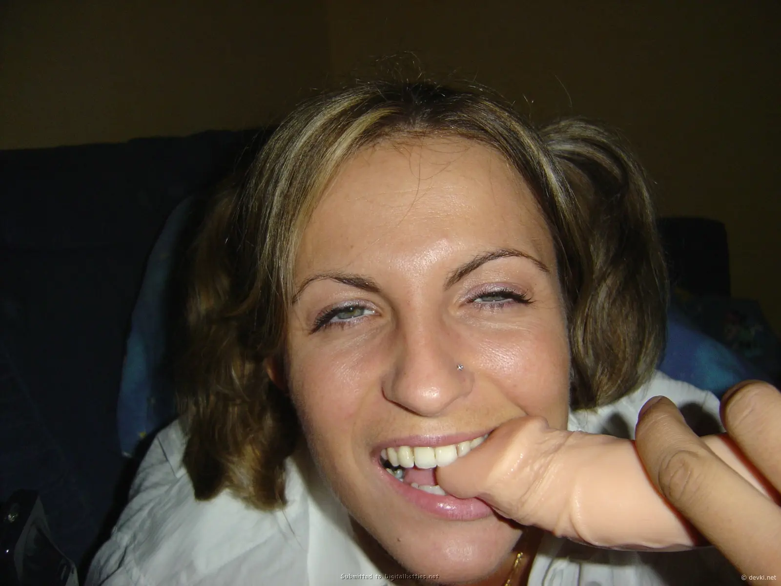 Hot Chick Gives Blowjob: Amateur Porn Photo