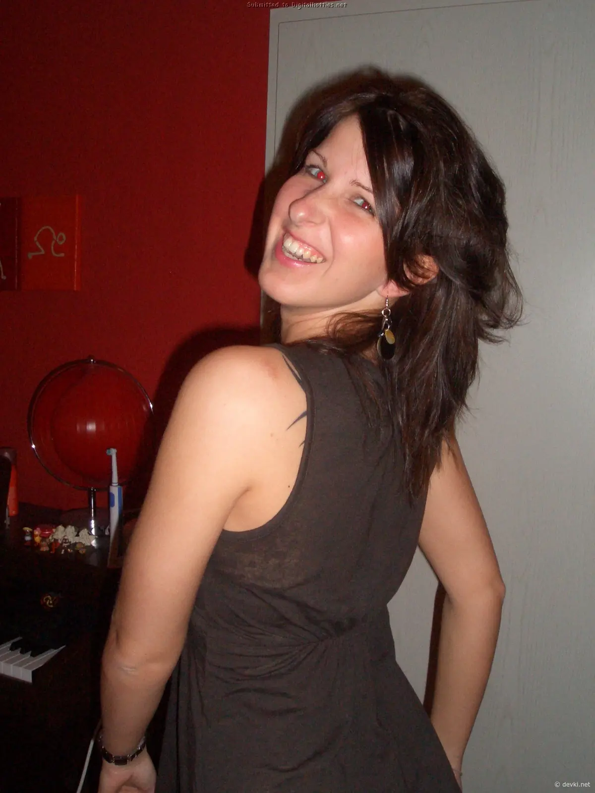 Shy Girl's Secret Desires Revealed in Amateur Porn Pics