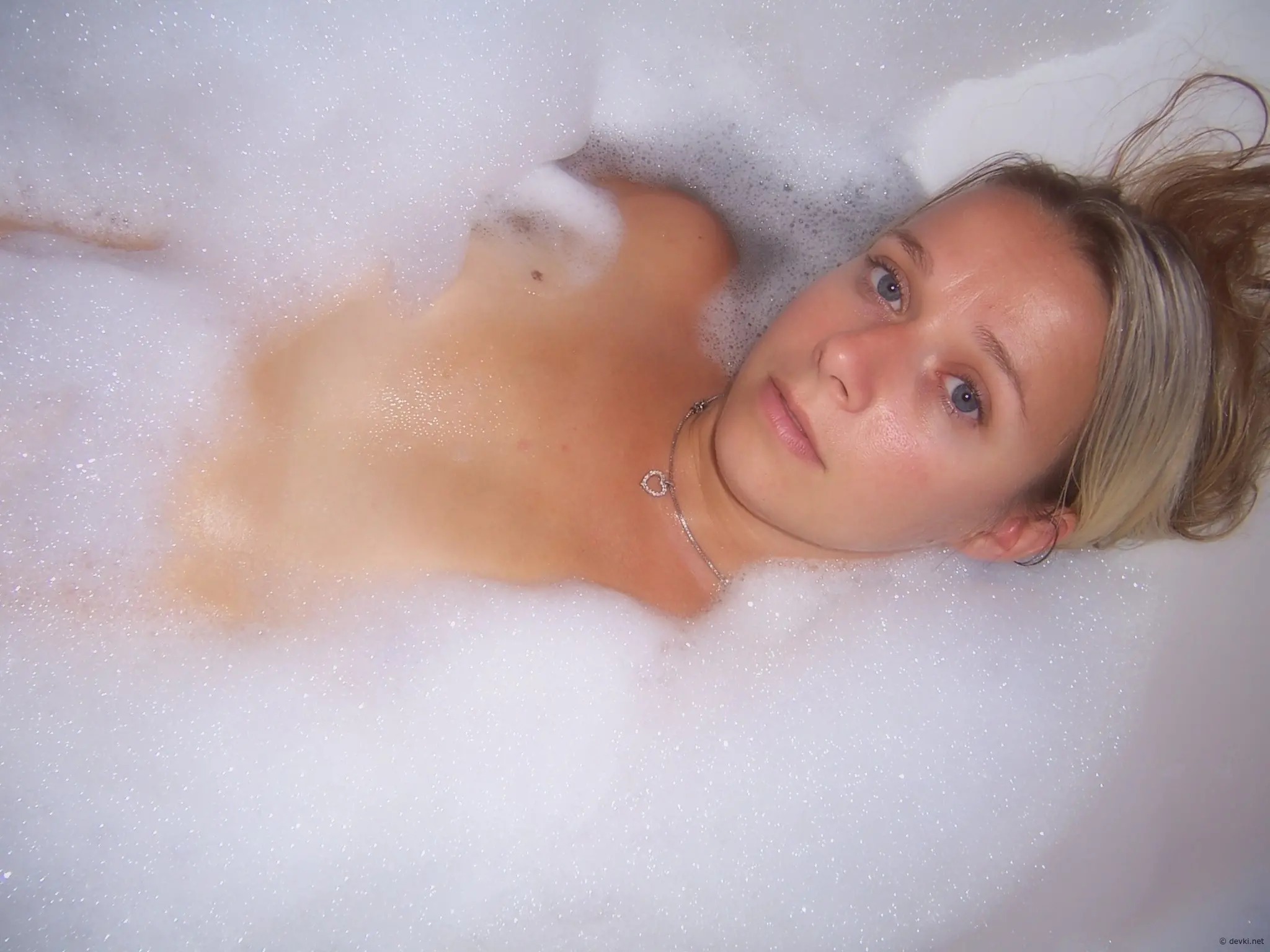 Hot Nude Woman Sharing Explicit Stories - Amateur Porn Photo