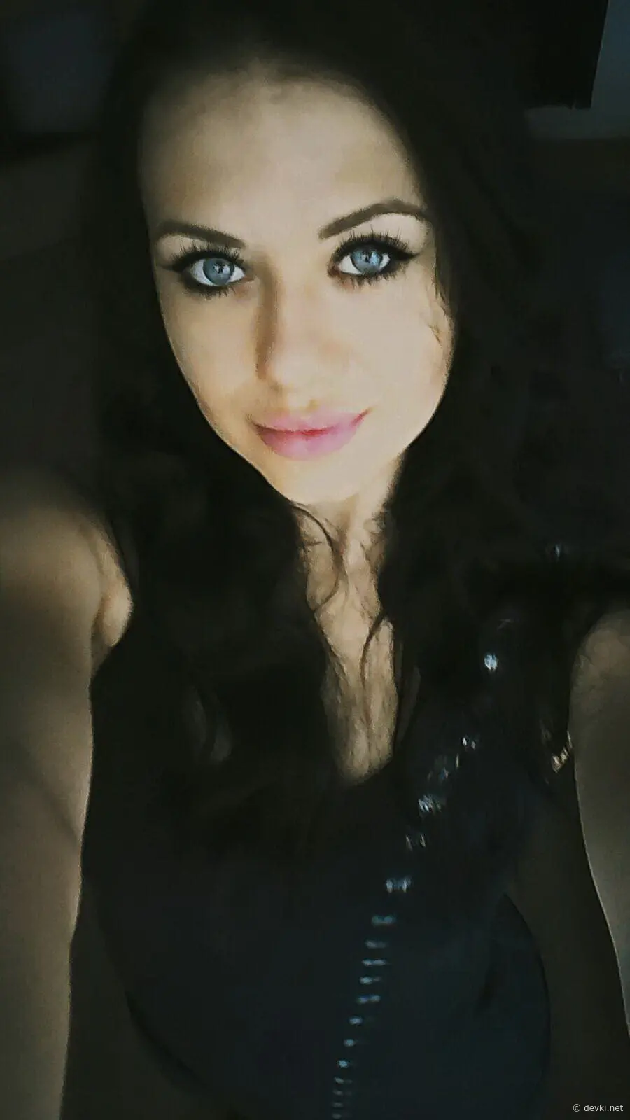 Stunning Girl Photo: Sexy and Beautiful Young Woman Captured in Sensual Pose