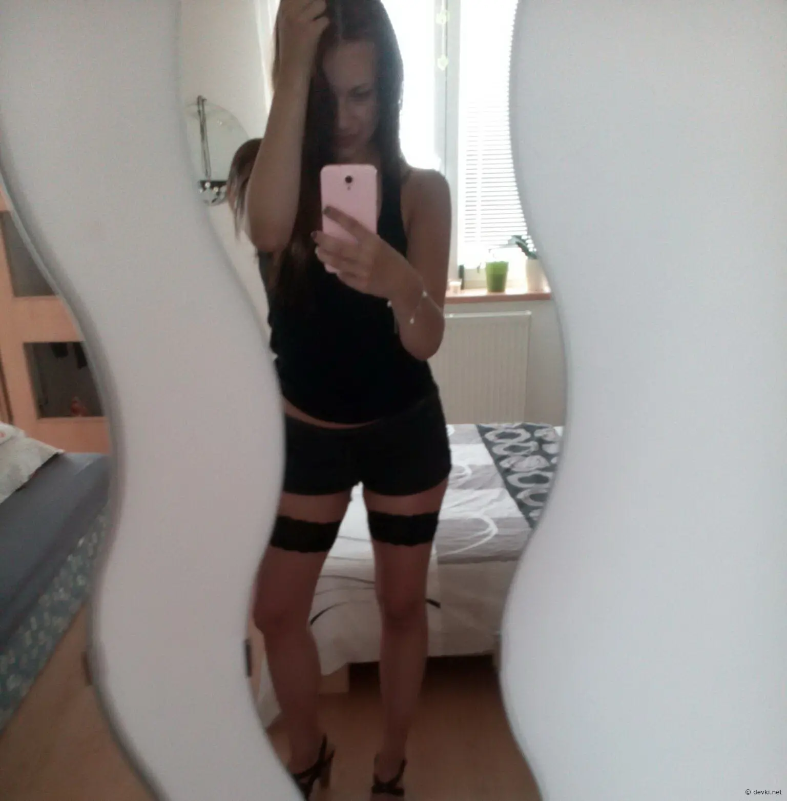 Stunning Girl Photo: Sexy and Beautiful Young Woman Captured in Sensual Pose