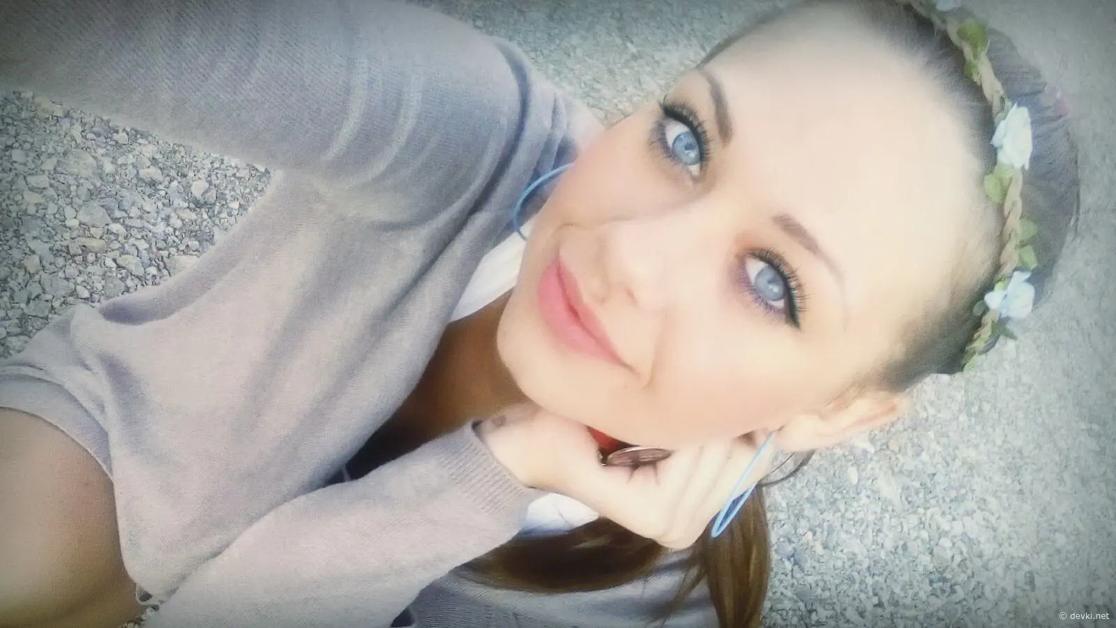 Stunning Girl Photo: Sexy and Beautiful Young Woman Captured in Sensual Pose