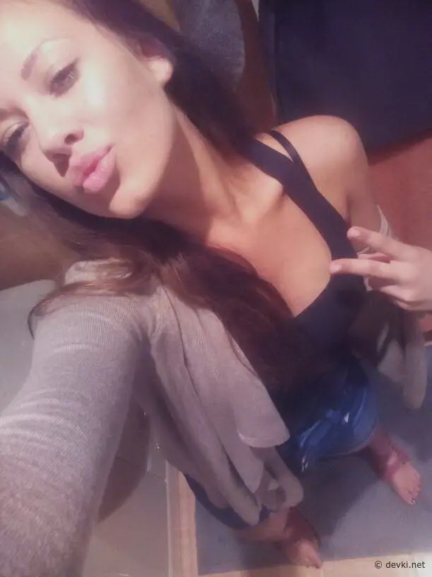 Stunning Girl Photo: Sexy and Beautiful Young Woman Captured in Sensual Pose