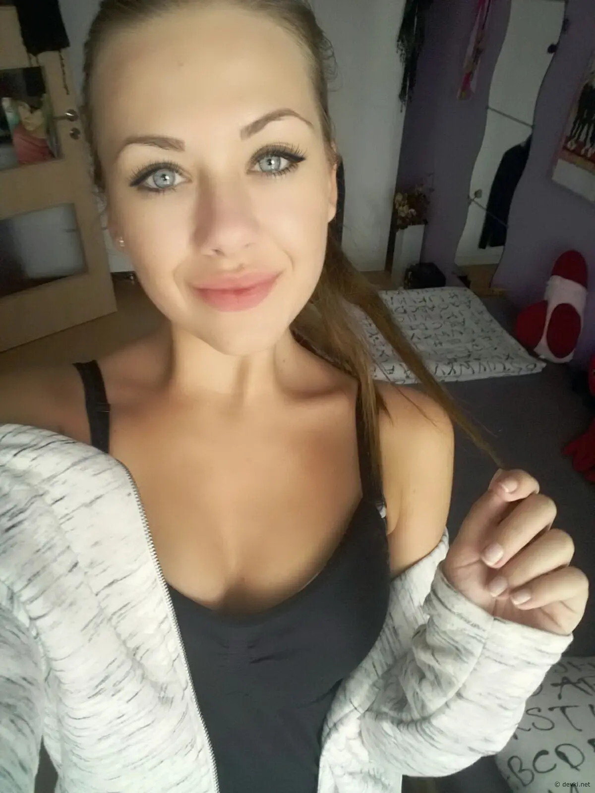 Stunning Girl Photo: Sexy and Beautiful Young Woman Captured in Sensual Pose