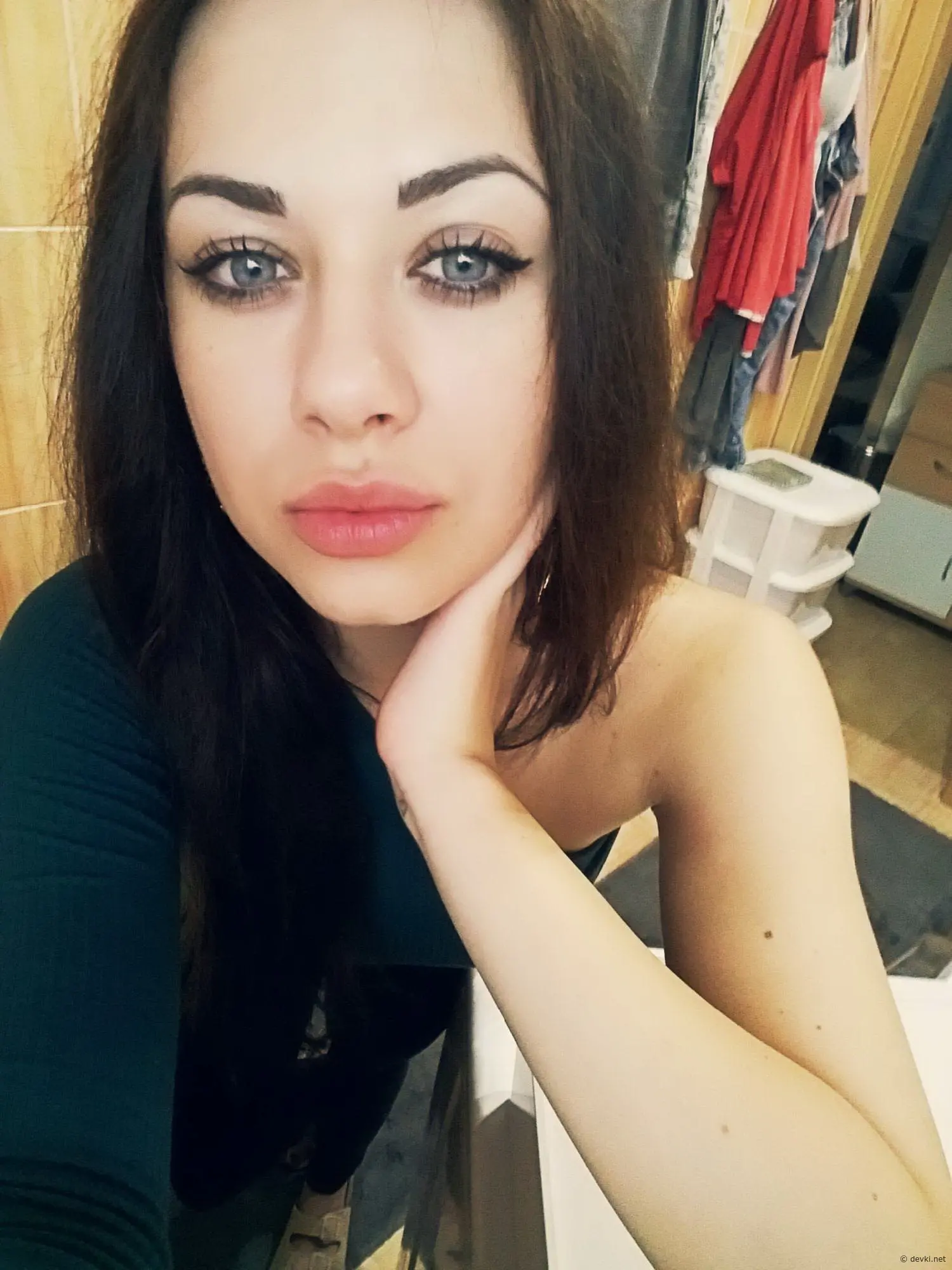 Stunning Girl Photo: Sexy and Beautiful Young Woman Captured in Sensual Pose