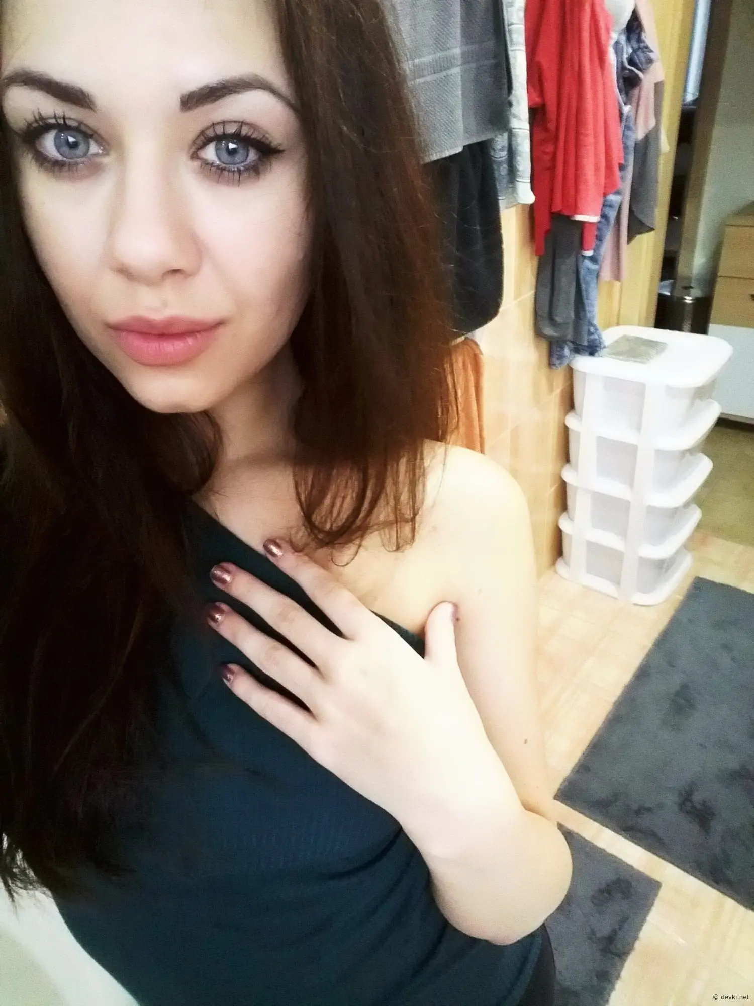 Stunning Girl Photo: Sexy and Beautiful Young Woman Captured in Sensual Pose