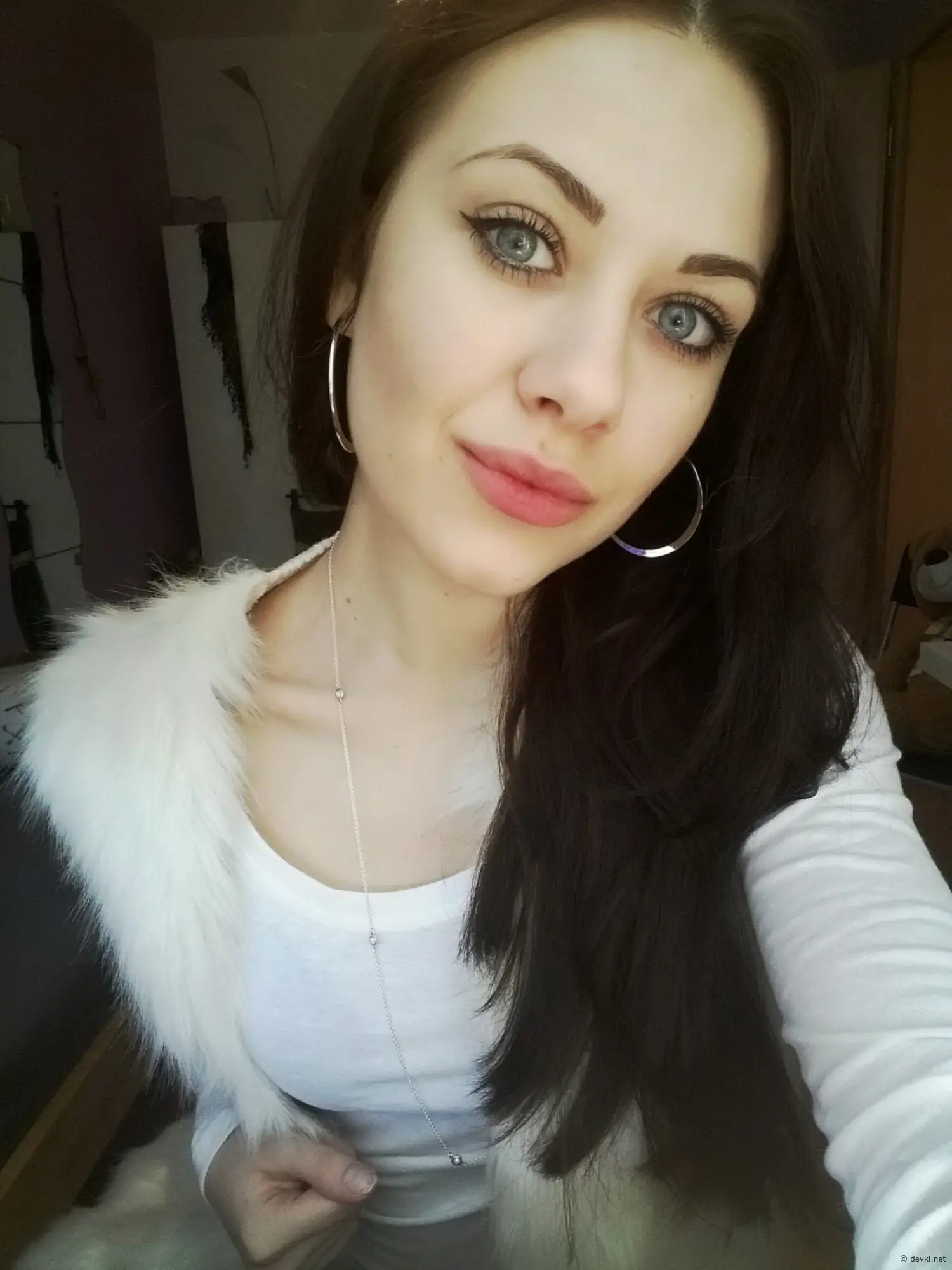 Stunning Girl Photo: Sexy and Beautiful Young Woman Captured in Sensual Pose