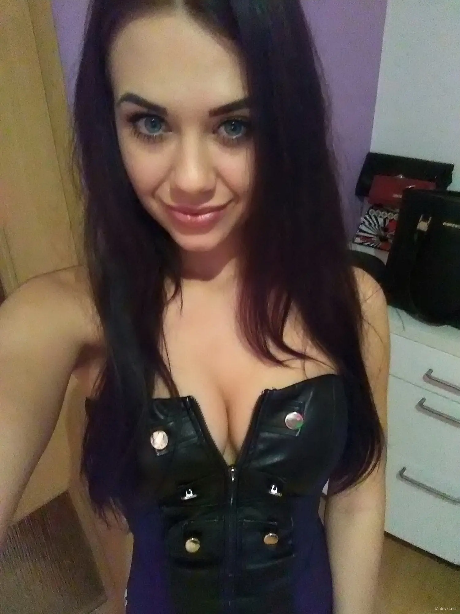 Stunning Girl Photo: Sexy and Beautiful Young Woman Captured in Sensual Pose