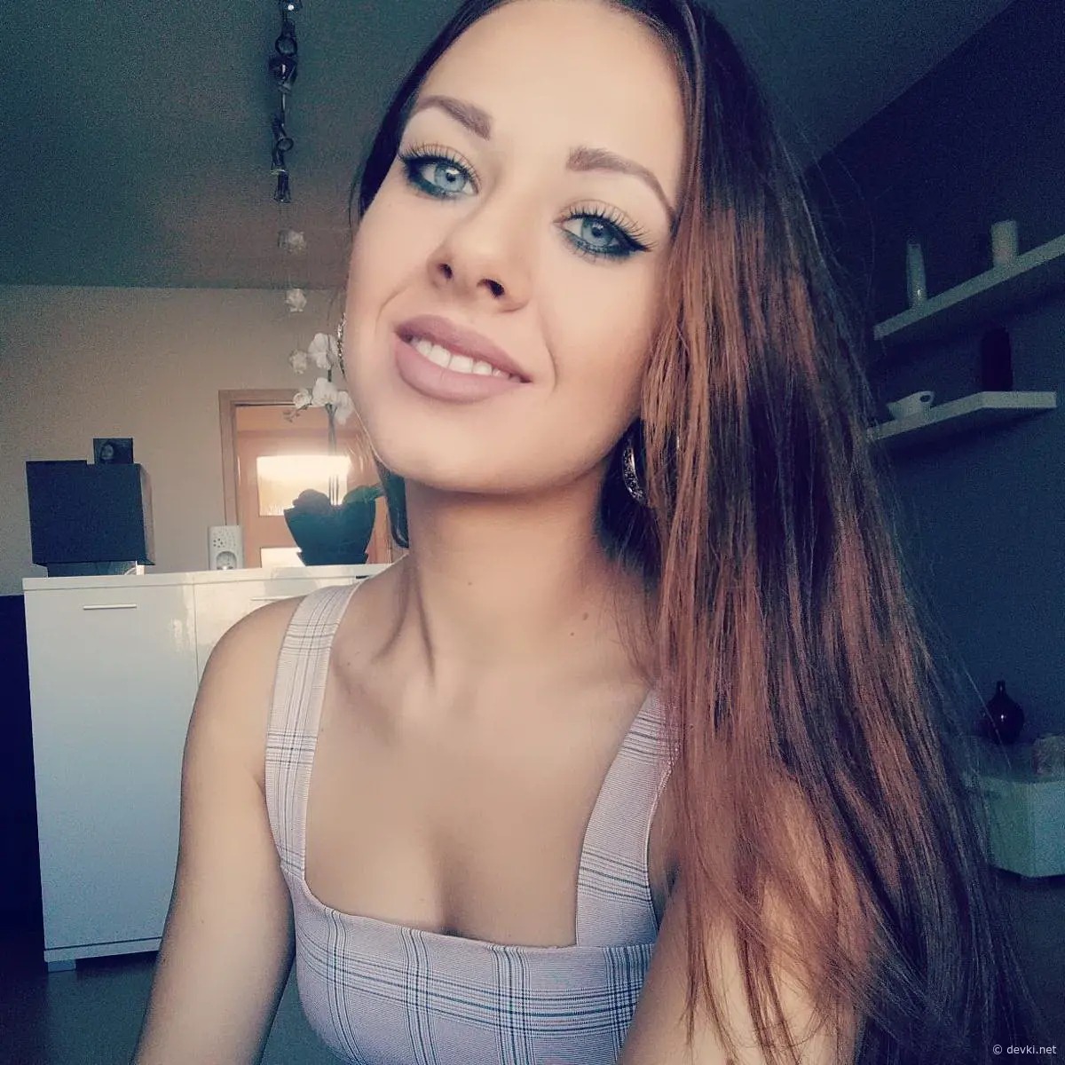 Stunning Girl Photo: Sexy and Beautiful Young Woman Captured in Sensual Pose