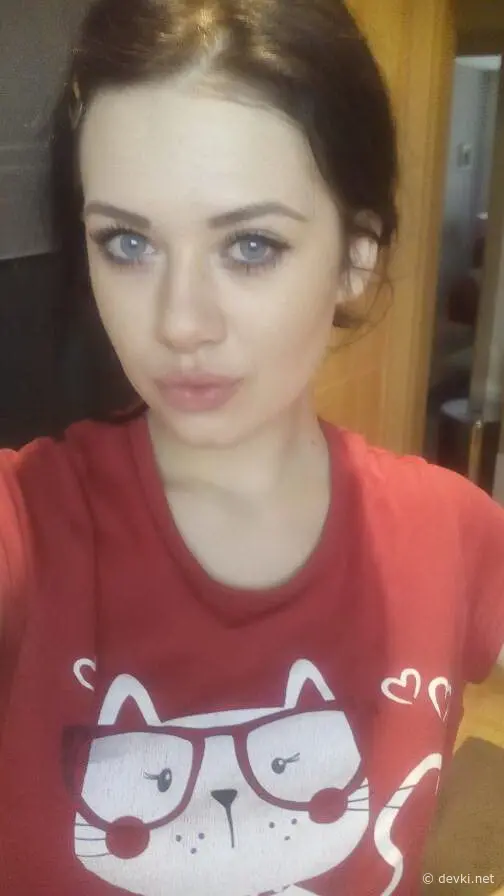 Stunning Girl Photo: Sexy and Beautiful Young Woman Captured in Sensual Pose