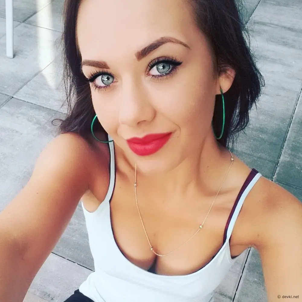 Stunning Girl Photo: Sexy and Beautiful Young Woman Captured in Sensual Pose