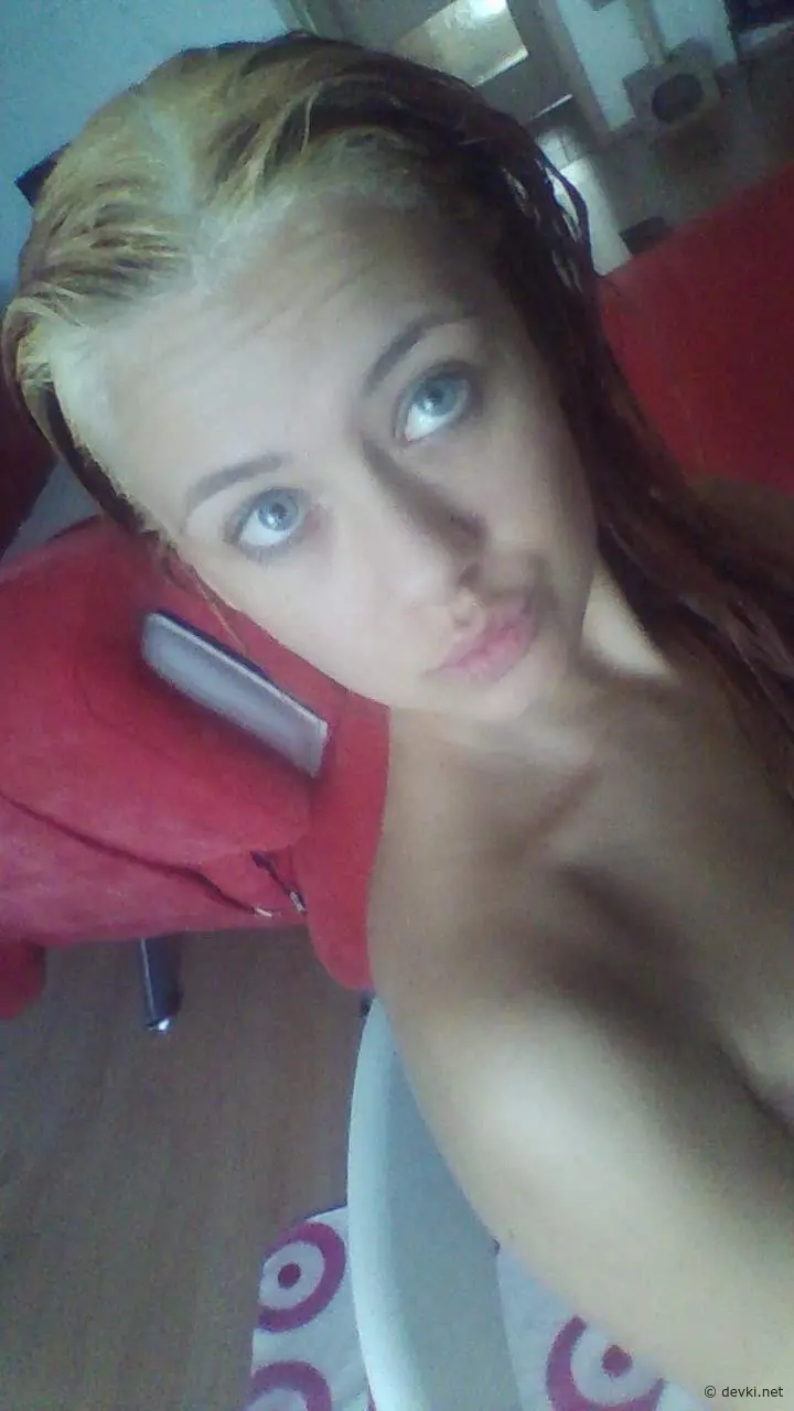 Stunning Girl Photo: Sexy and Beautiful Young Woman Captured in Sensual Pose