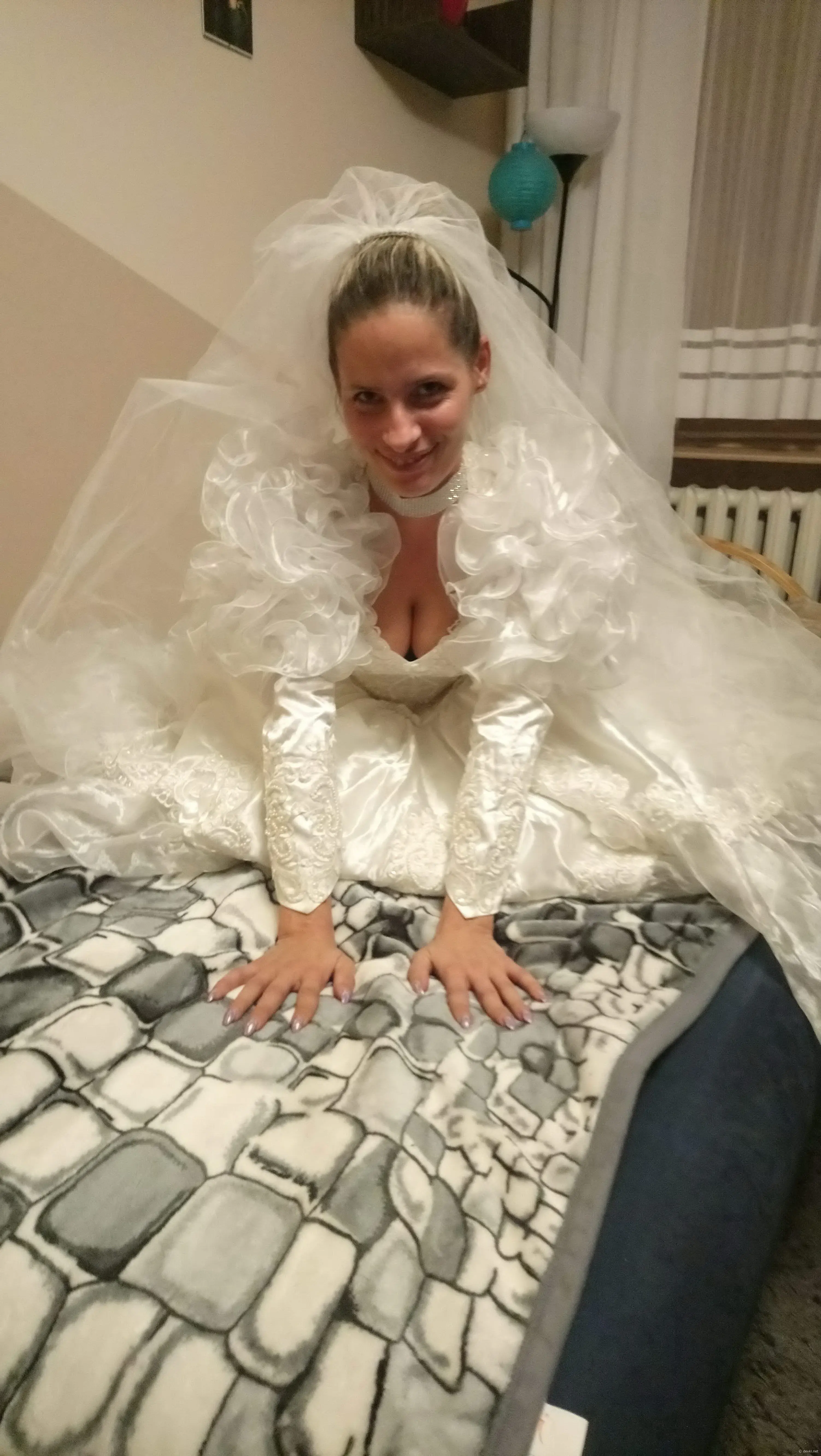 Wedding Dress Blowjob: Amateur Porn Photos of Sucking Bride