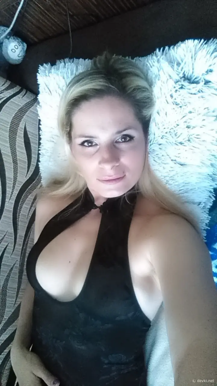 Wedding Dress Blowjob: Amateur Porn Photos of Sucking Bride