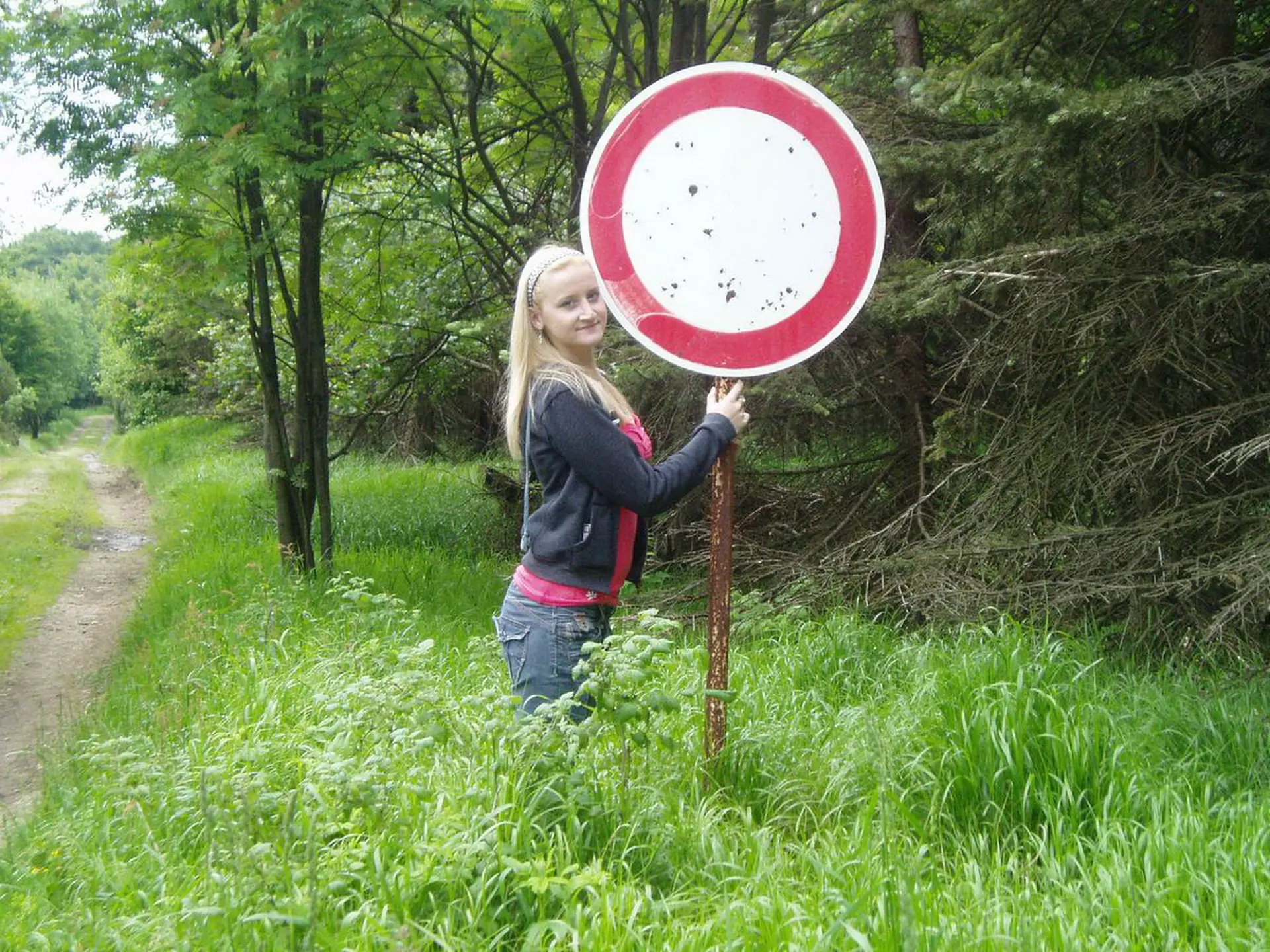 Blonde with Great Ass Gives Blowjob - Amateur Porn Pic