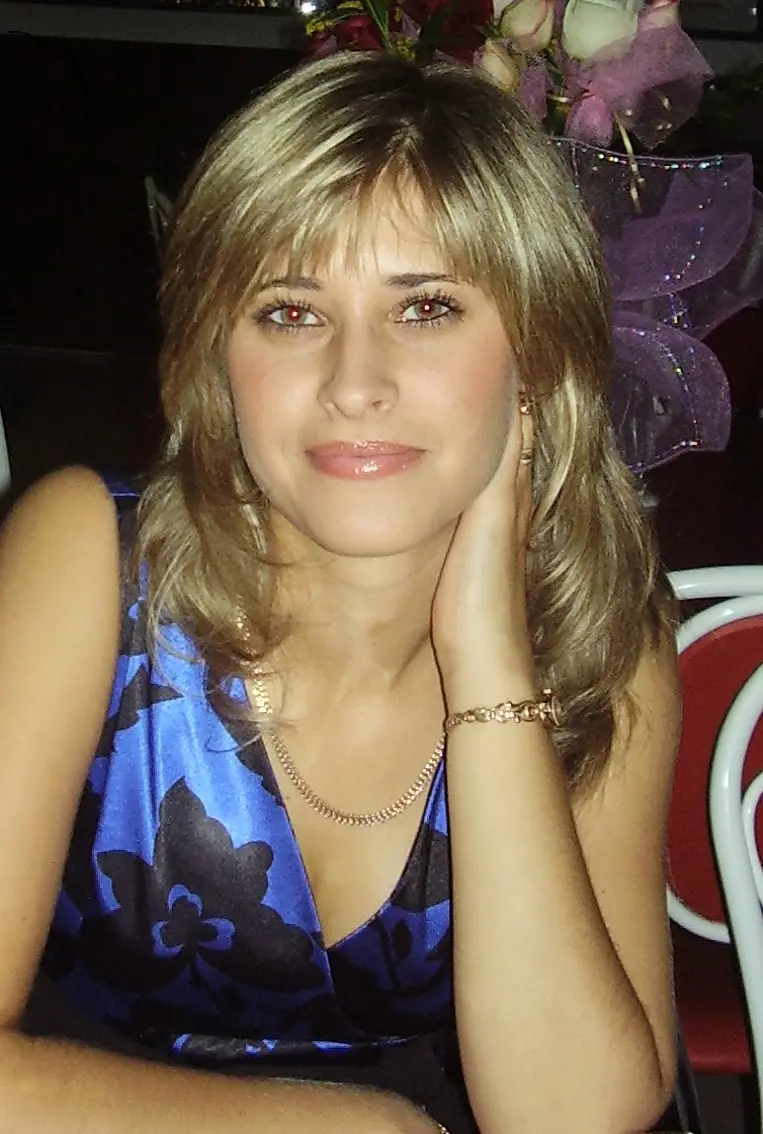 Young babes lick and fuck each other raw in amateur porn shoot