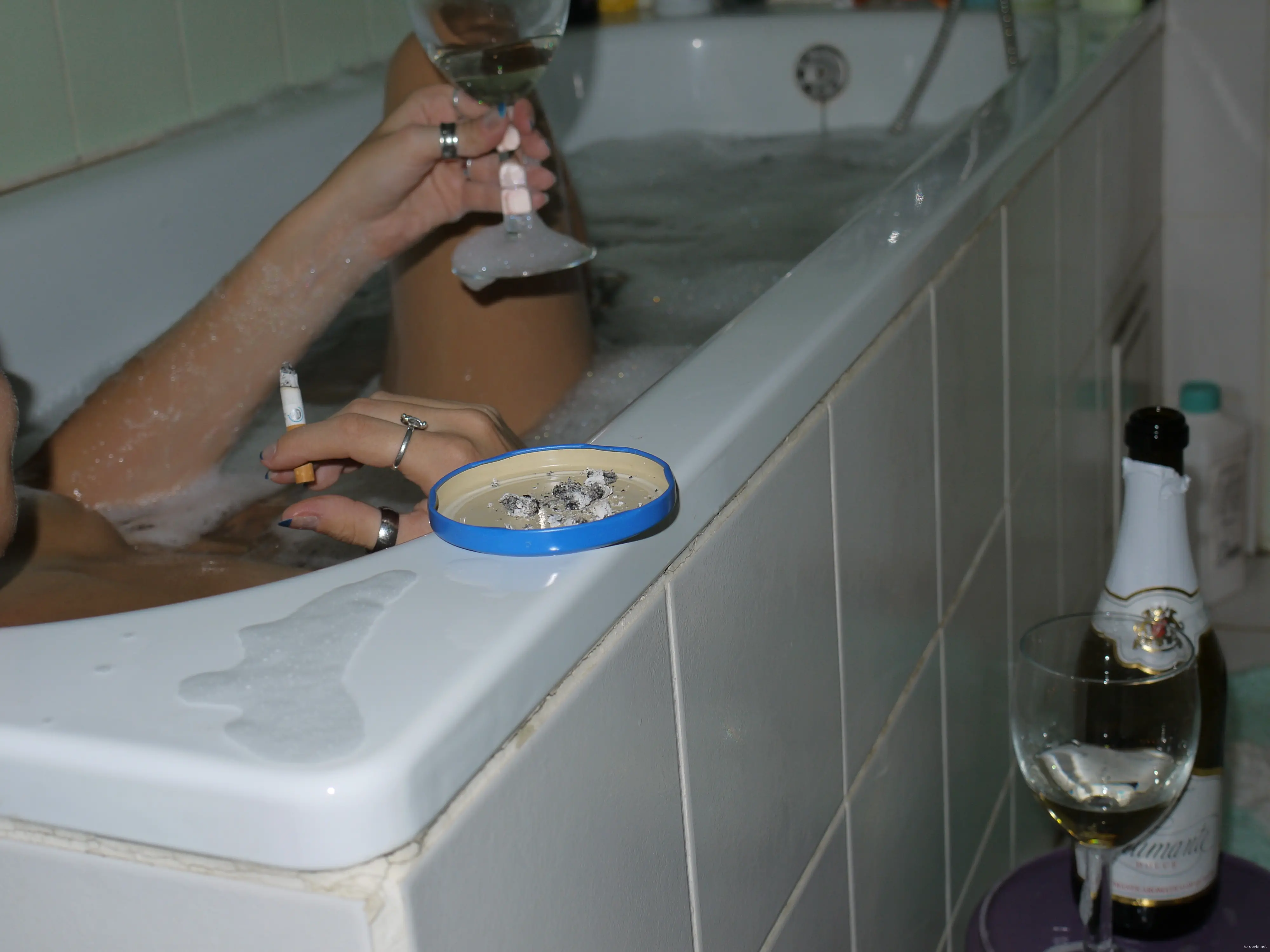 Amateur Couple Capturing Explicit Bathroom Photoshoot