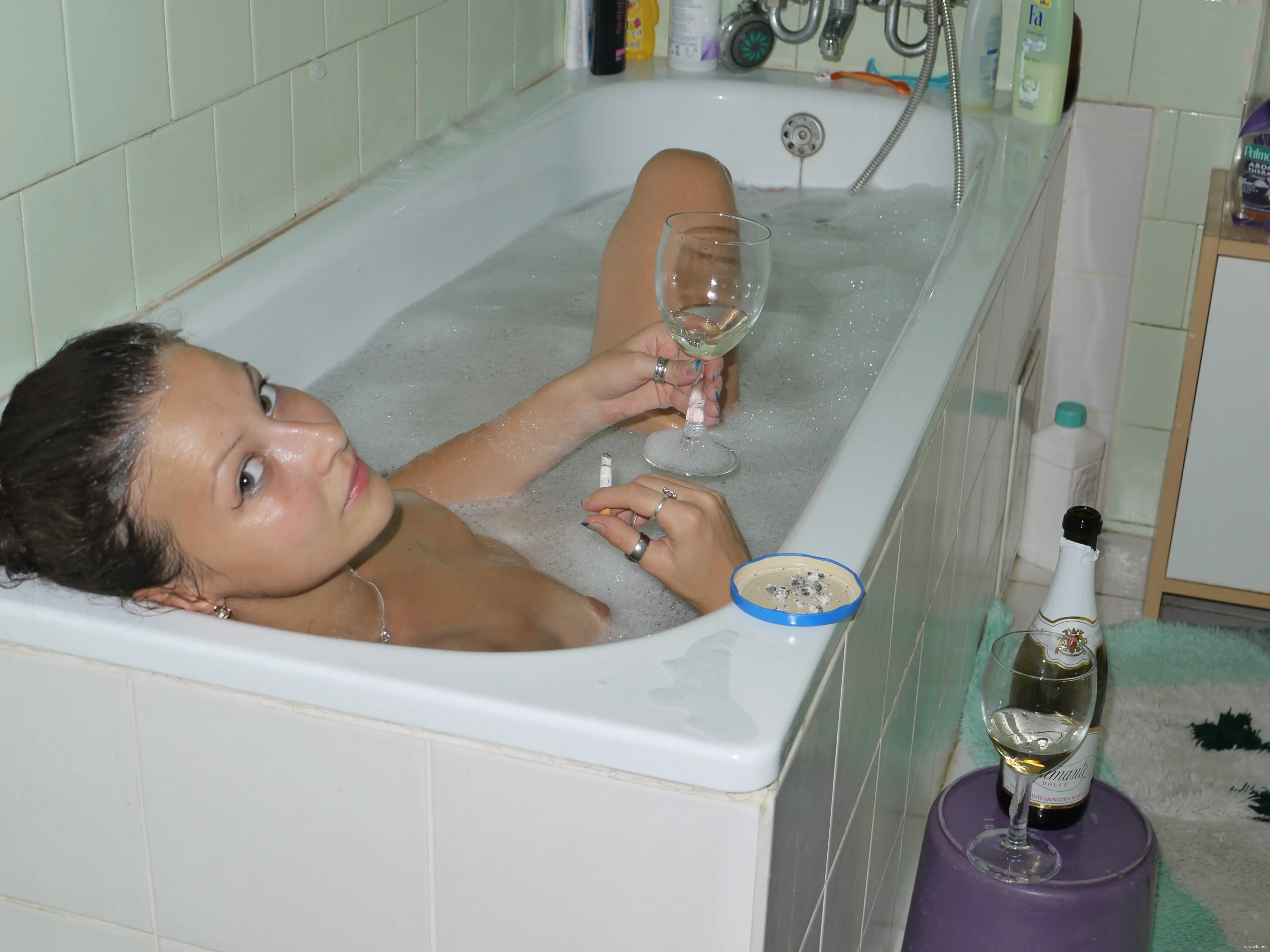 Amateur Couple Capturing Explicit Bathroom Photoshoot
