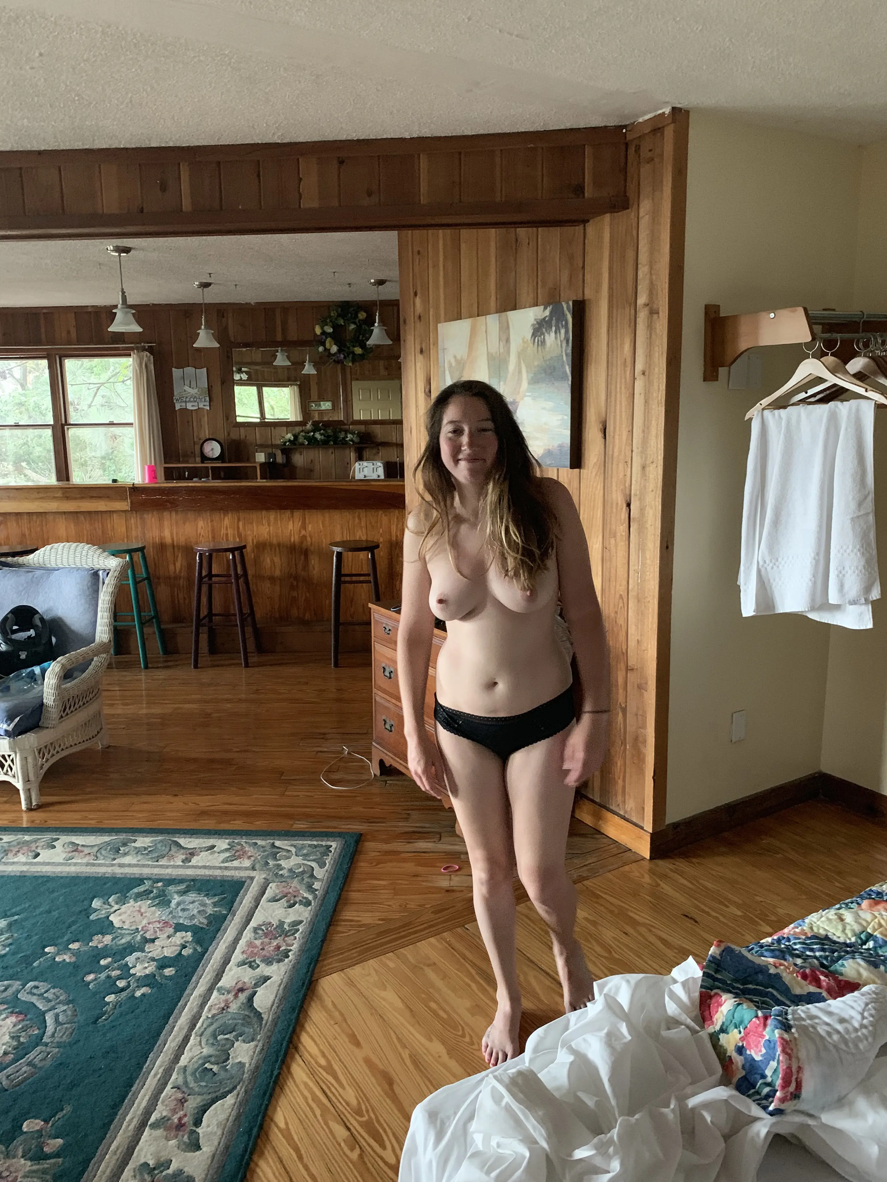 Amateur Slut's Explicit Porn Pics - Simple Girl Goes Wild!