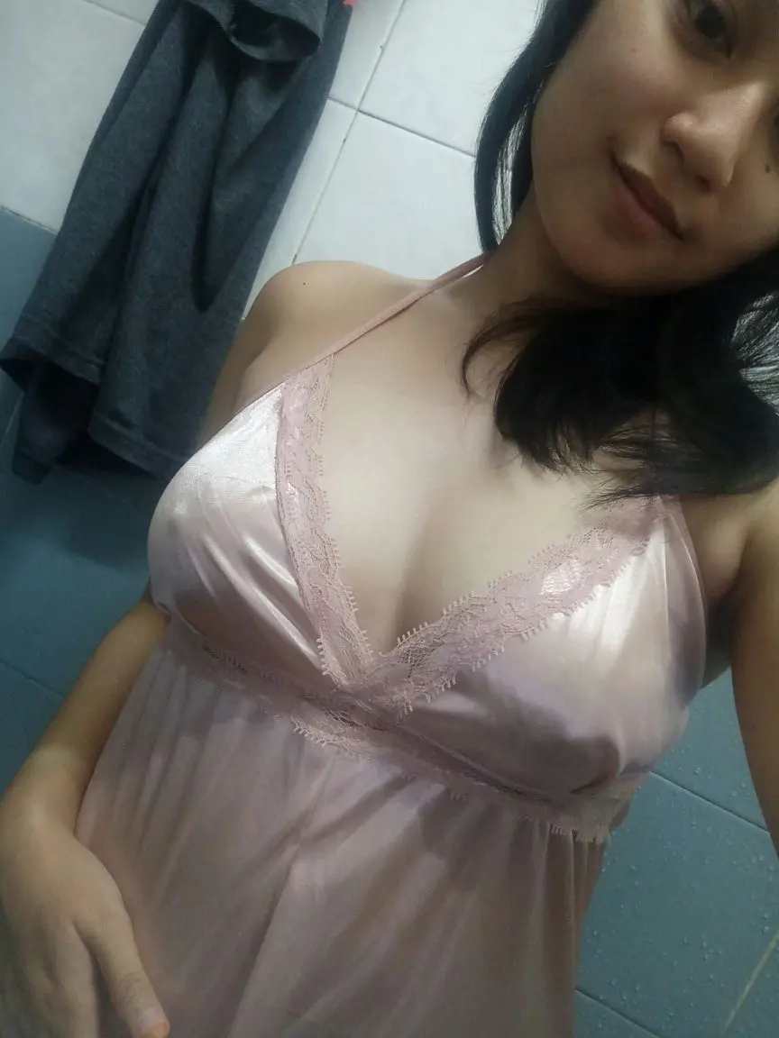 Sexy Hijab Girl Masturbates - Amateur Muslim Porn Photos