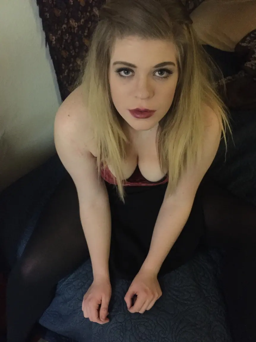 Curvy Amateur Poses in Explicit Photos - Thick Booty Babe Shows Off