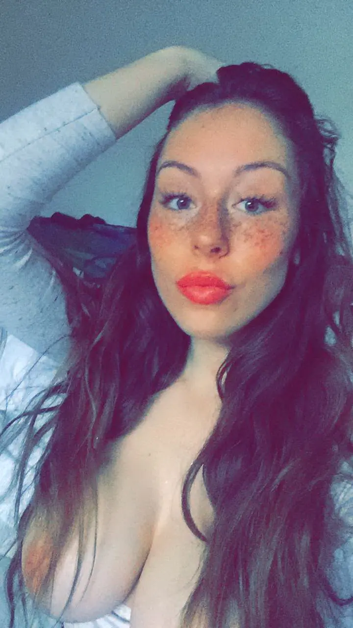 Amateur Busty Babe Exposing Big Tits - Explicit Photo Shoot