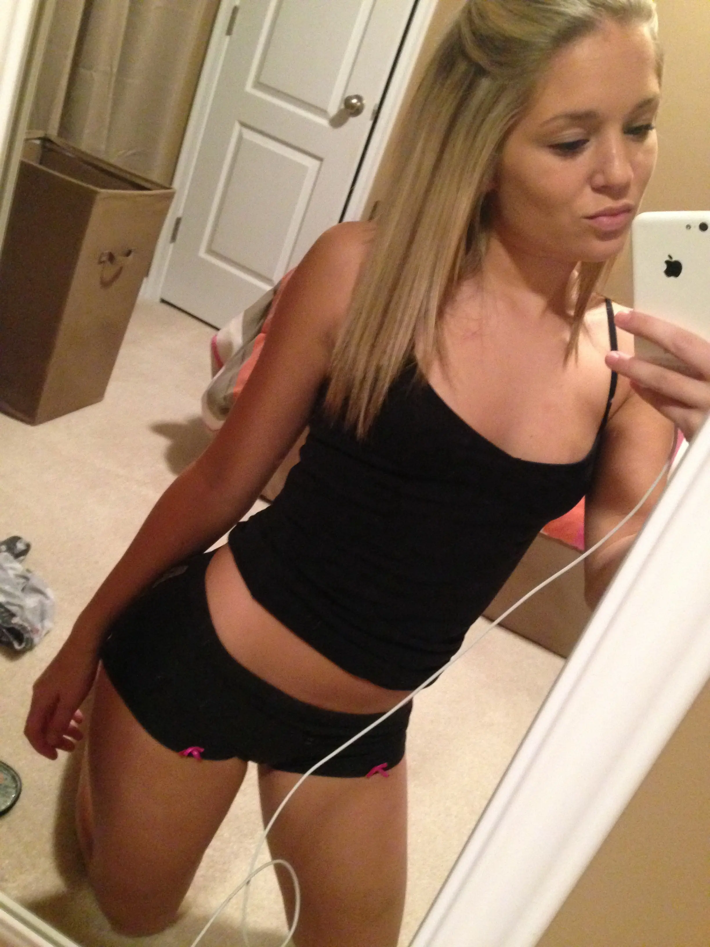 Seductive College Coed's Depraved Forms Exposed in Amateur Porn Pic