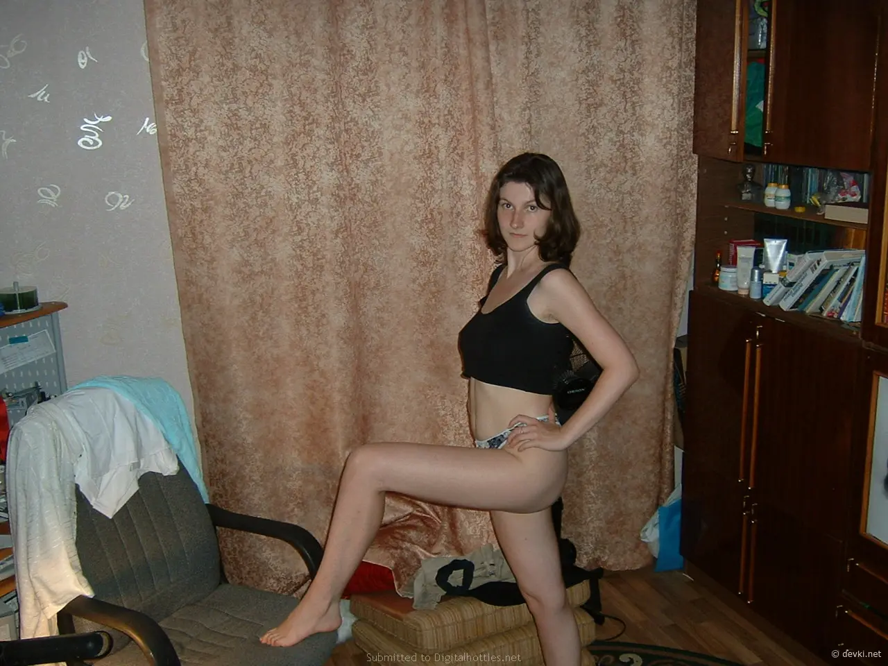 Skinny babe fucks herself with a strapon - extreme solo anal play