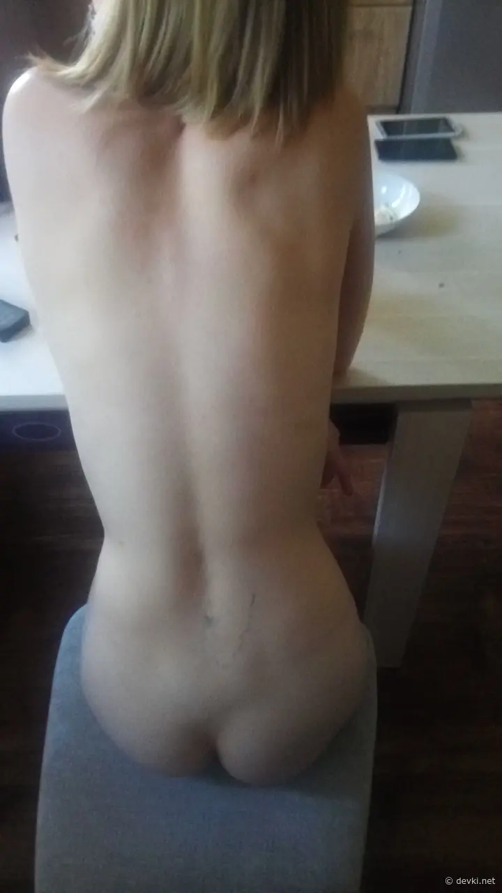 Flat-chested babe loves posing nude - Amateur porn photo