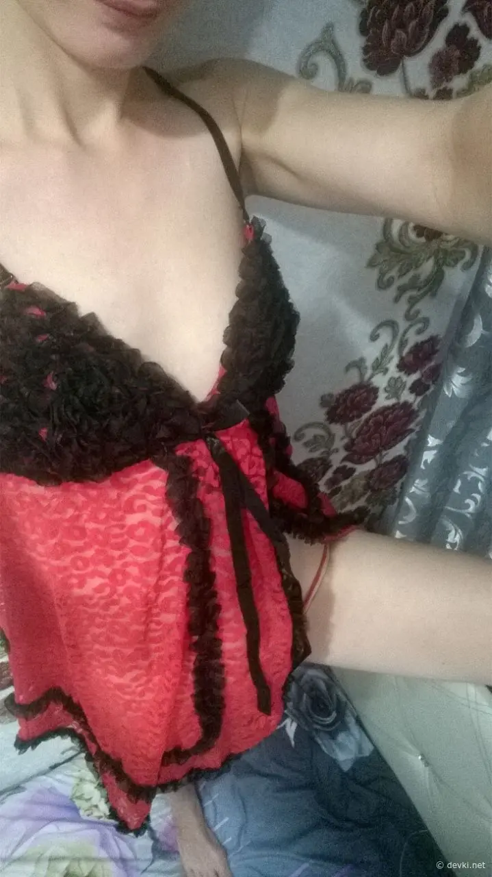 Flat-chested babe loves posing nude - Amateur porn photo