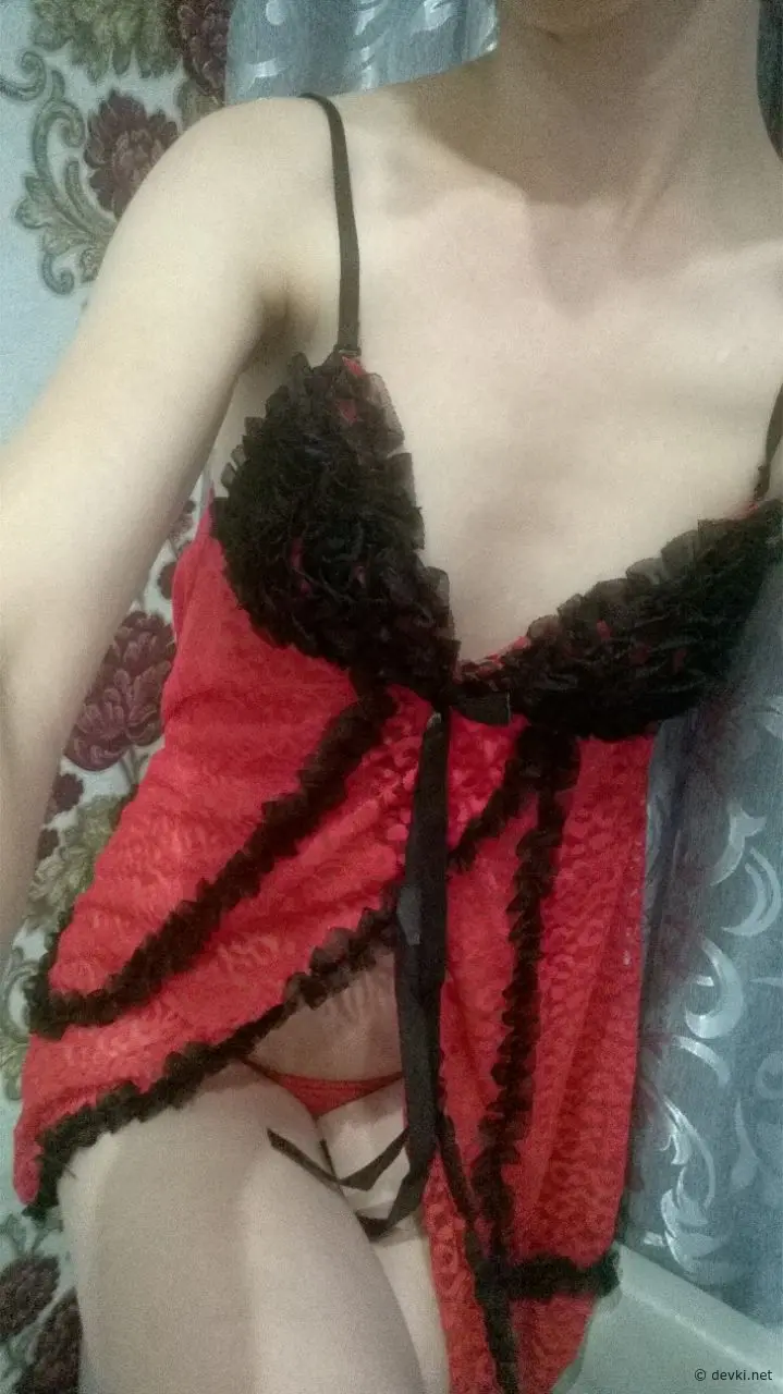 Flat-chested babe loves posing nude - Amateur porn photo