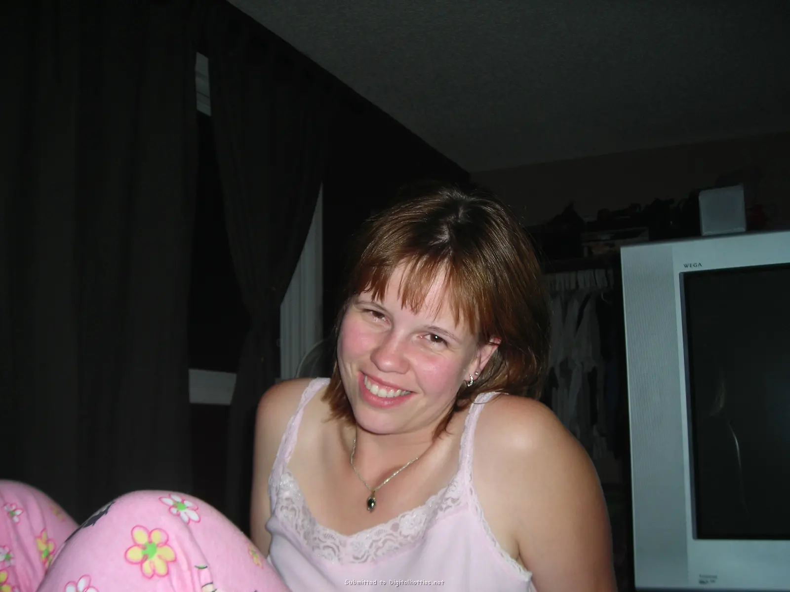 Amateur Babe Enthusiastically Gives Blowjob to Lucky Guy