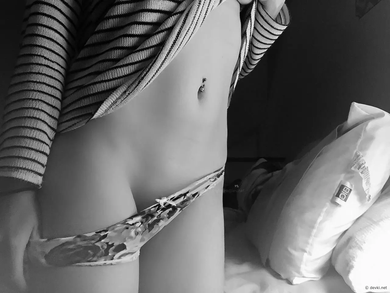 Sizzling Blonde with Stunning Naked Body: Explicit Amateur Photo