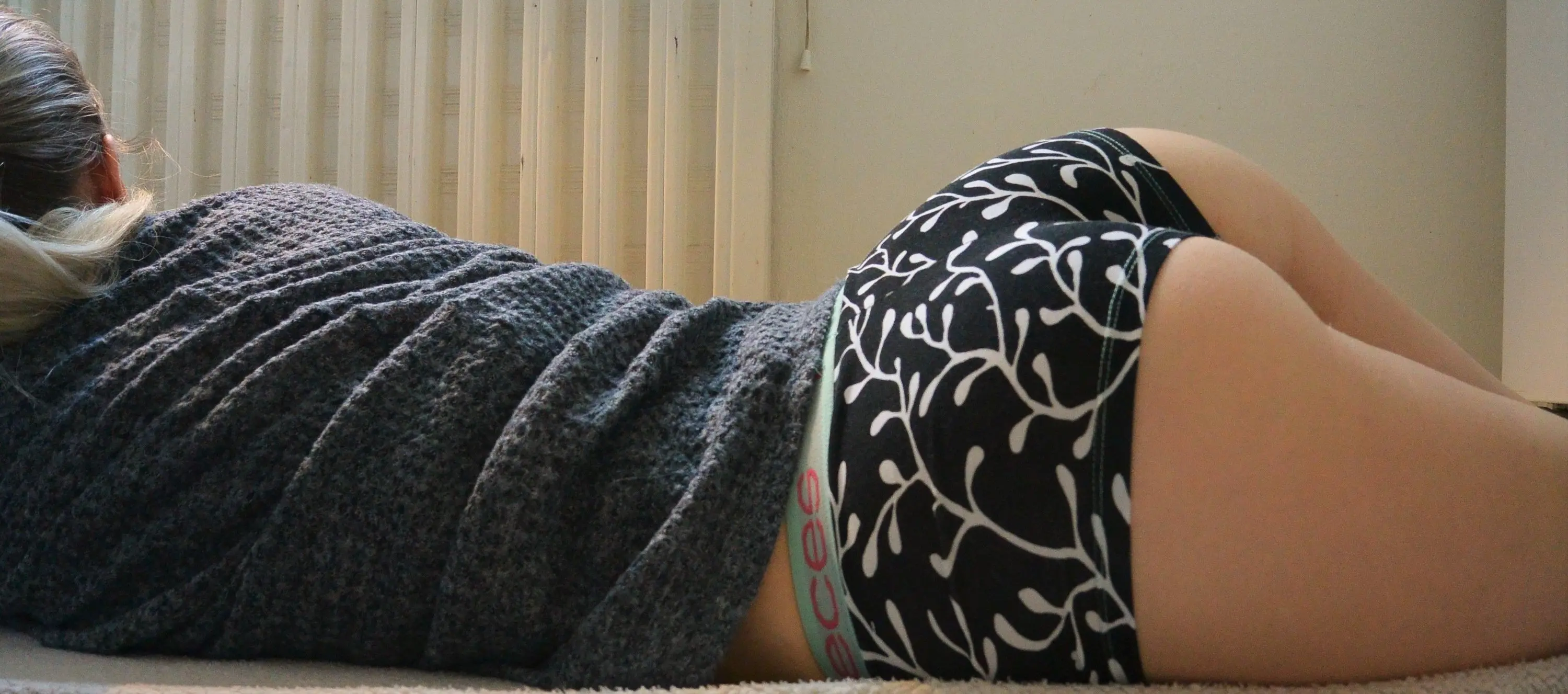 Hot Amateur Babe Spreads Legs and Shows Off Perfect Naked Body