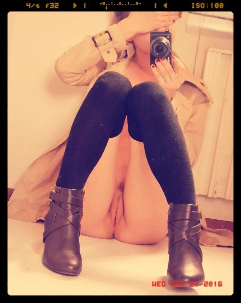 Hot Amateur Babe Spreads Legs and Shows Off Perfect Naked Body