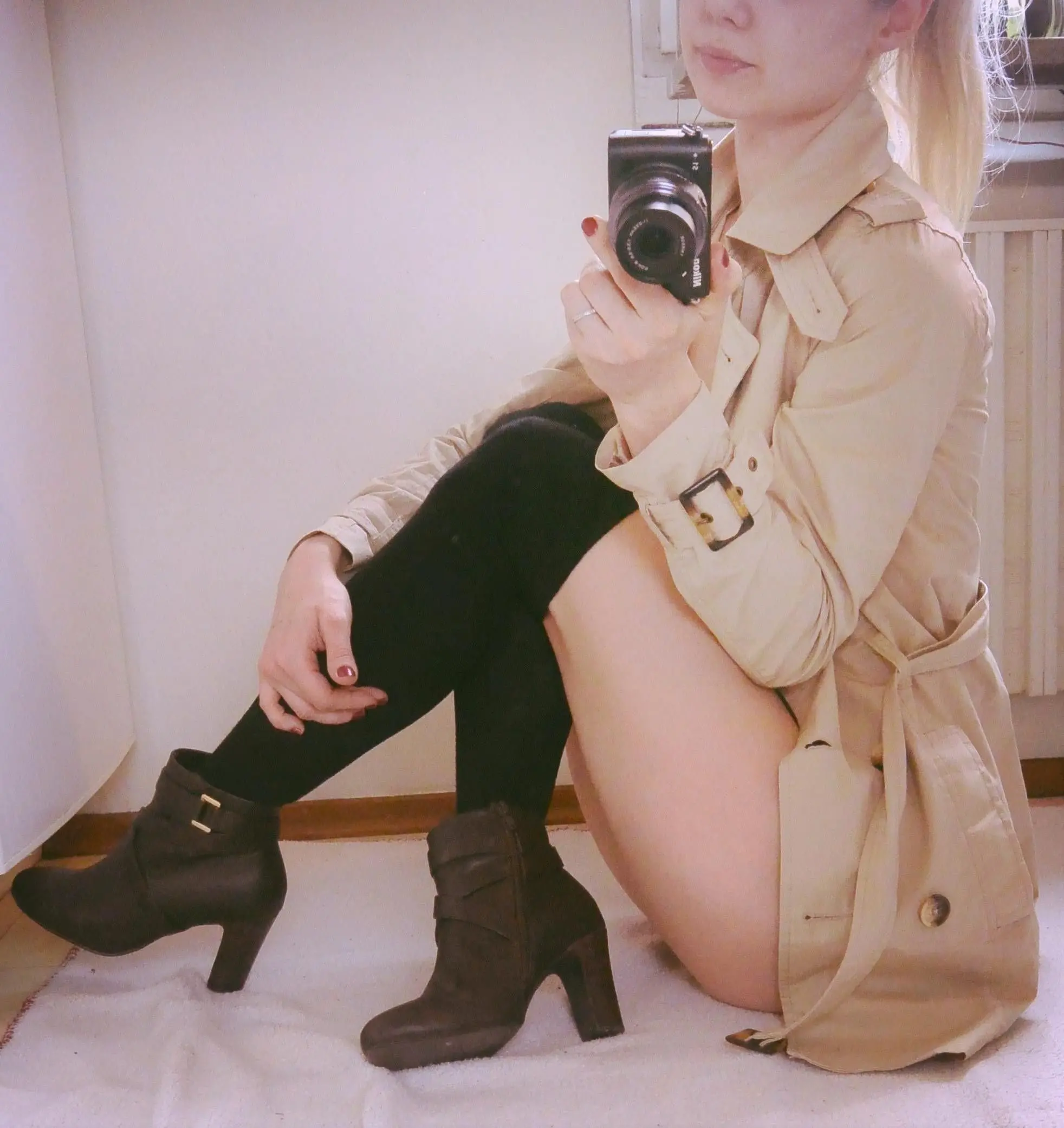 Hot Amateur Babe Spreads Legs and Shows Off Perfect Naked Body