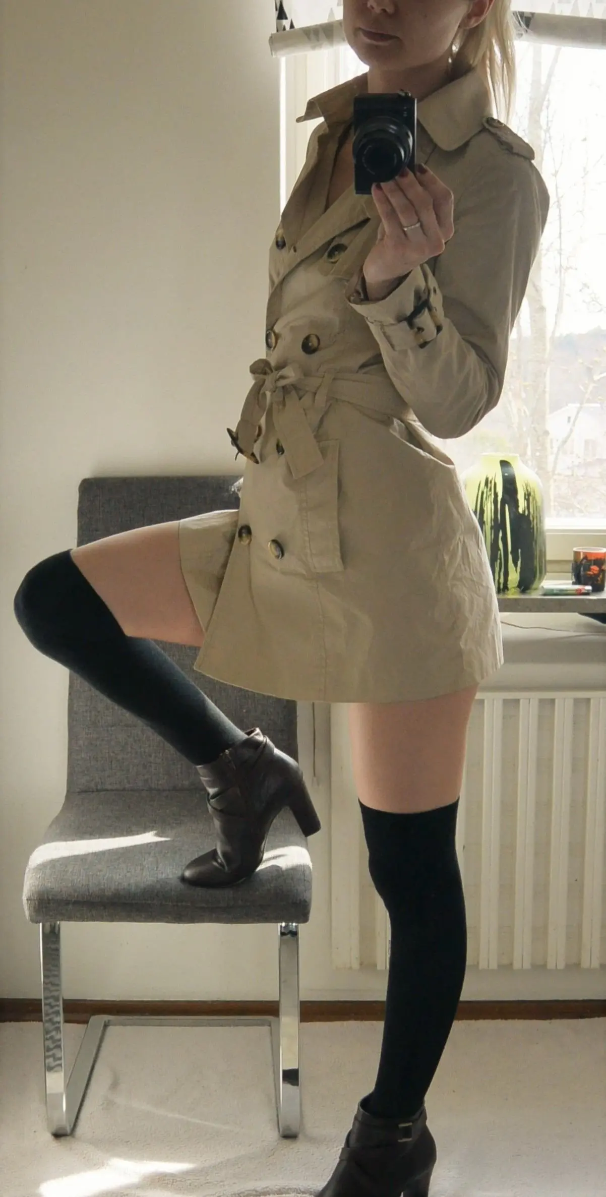 Hot Amateur Babe Spreads Legs and Shows Off Perfect Naked Body