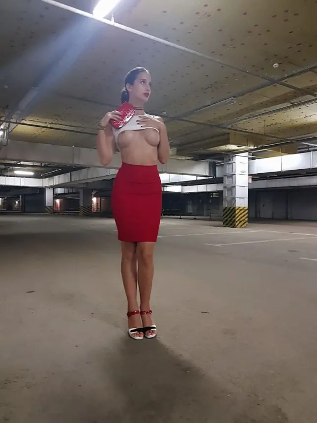 Sexy Tourist Flaunts Naked Body in Various Cities - Amateur Explicit Photos