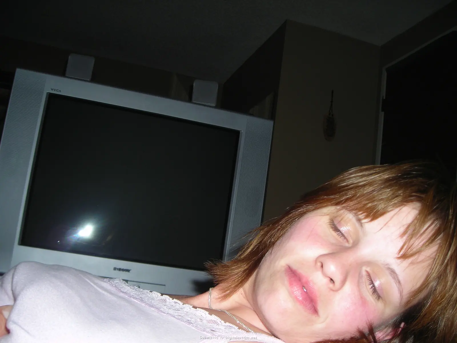 Amateur Babe Enthusiastically Gives Blowjob to Lucky Guy