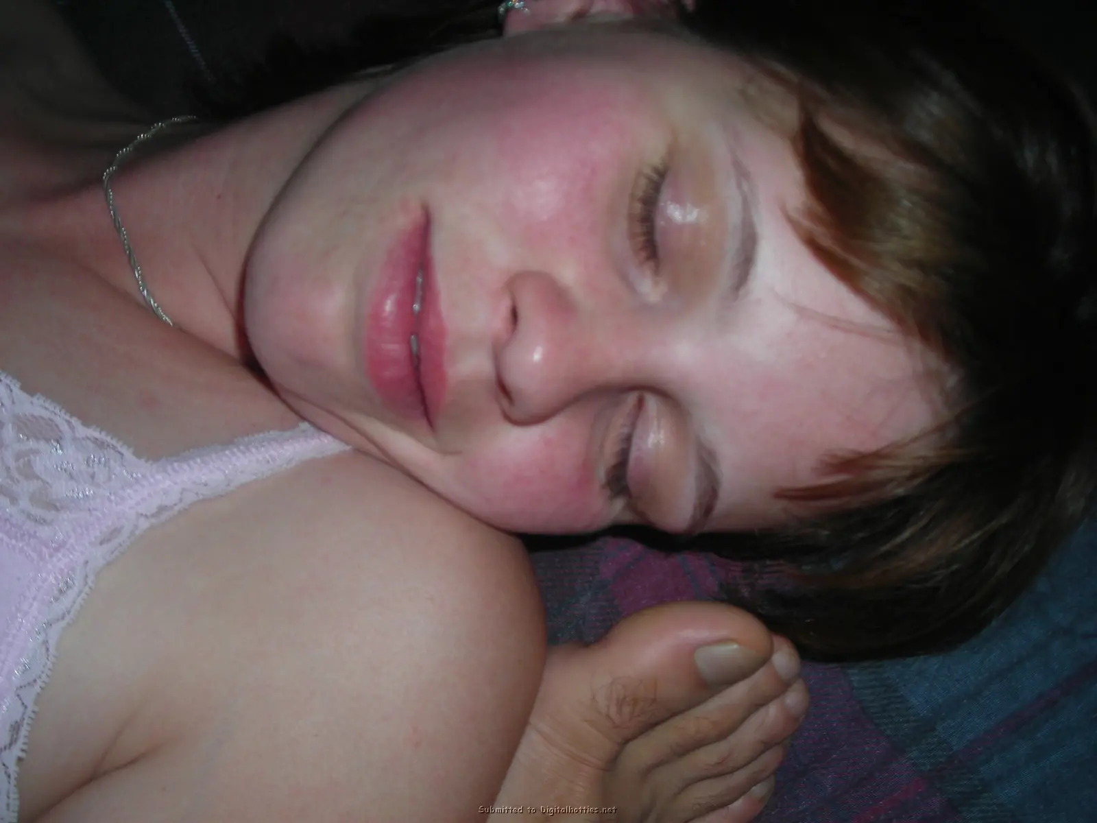 Amateur Babe Enthusiastically Gives Blowjob to Lucky Guy